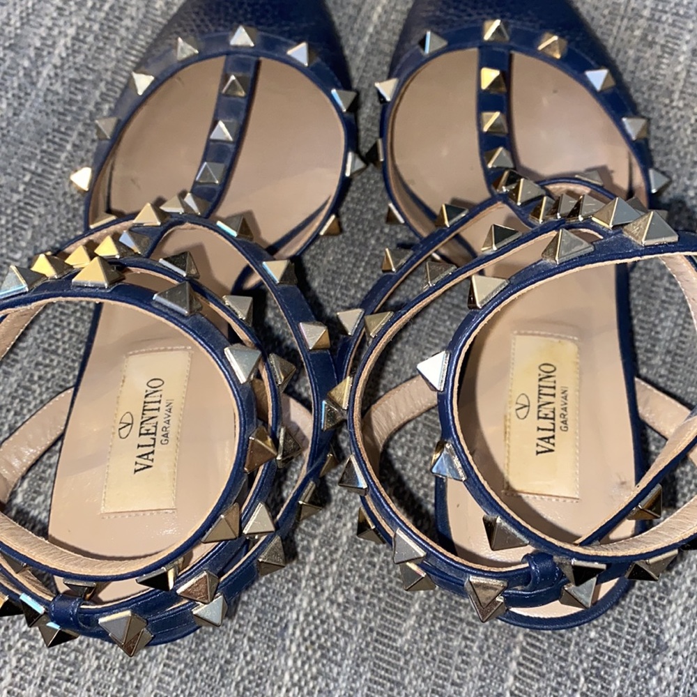 Valentino Garavani Navy Leather Rockstud T-Strap Pointed-Toe Heels - Picture 4 of 13